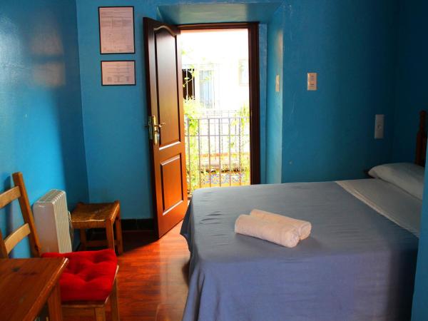 Pensión Lisdos : photo 2 de la chambre chambre double avec salle de bains privative