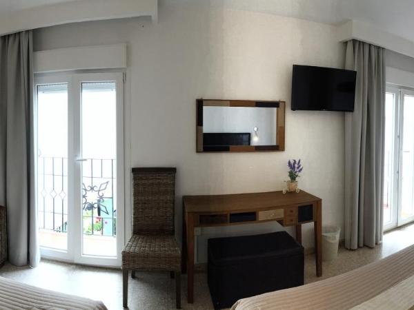 Hostal Enriqueta : photo 7 de la chambre chambre quadruple