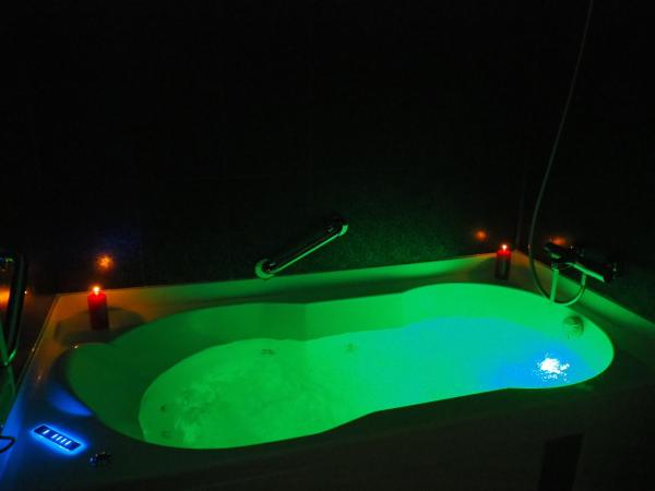 Casas Reais Boutique : photo 3 de la chambre chambre de luxe double ou lits jumeaux avec baignoire spa