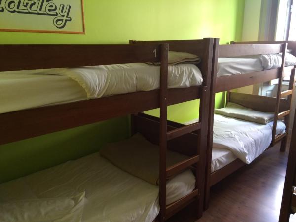 Meeting Hostel : photo 1 de la chambre chambre quadruple Économique avec salle de bains commune