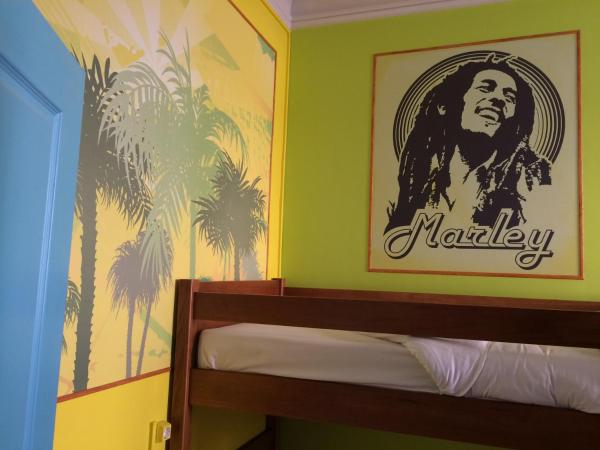 Meeting Hostel : photo 2 de la chambre chambre quadruple Économique avec salle de bains commune