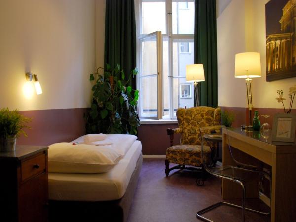 Grand Hostel Berlin Classic : photo 6 de la chambre chambre simple avec salle de bains commune