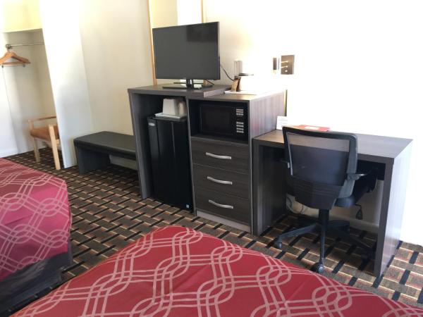 Econo Lodge Downtown : photo 7 de la chambre chambre lit queen-size avec 1 lit queen-size et 1 lit double