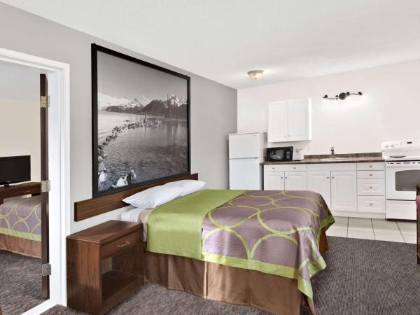 Super 8 by Wyndham Kamloops East : photo 1 de la chambre suite lit queen-size deluxe