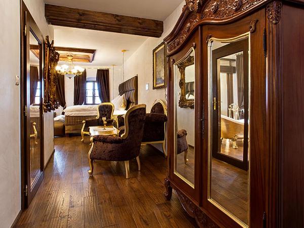 Arcadie Hotel & Apartments : photo 10 de la chambre suite lit king-size - vue sur château
