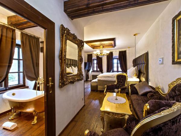 Arcadie Hotel & Apartments : photo 2 de la chambre suite lit king-size - vue sur château