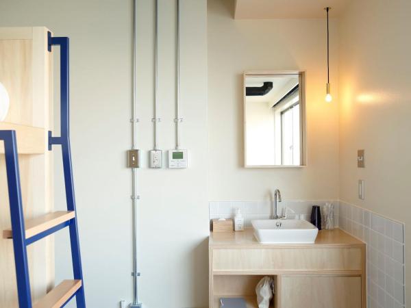 The Share Hotels Lyuro Tokyo Kiyosumi : photo 3 de la chambre chambre privée avec lits superposés et salle de bains commune - vue sur rivière