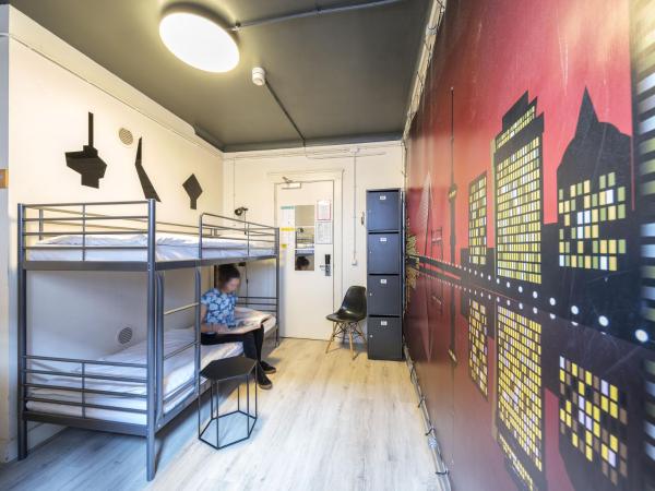 Hostel ROOM Rotterdam : photo 3 de la chambre lit dans dortoir de 4 lits avec salle de bains commune
