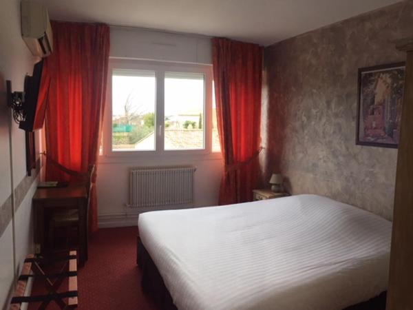 Logis Hotel du Midi : photo 10 de la chambre chambre double confort avec baignoire - vue sur cour