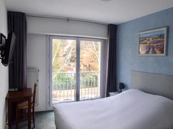 Logis Hotel du Midi : photo 9 de la chambre chambre double confort avec douche et vue sur la rue