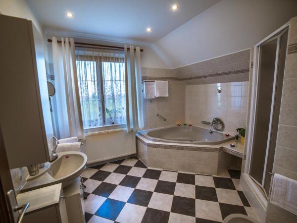 Prague Sweet Home : photo 9 de la chambre chambre lits jumeaux avec salle de bains