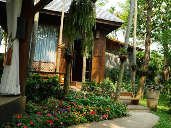 Baansuwanburi : photo 7 de la chambre chambre lit king-size - vue sur Étang et jardin
