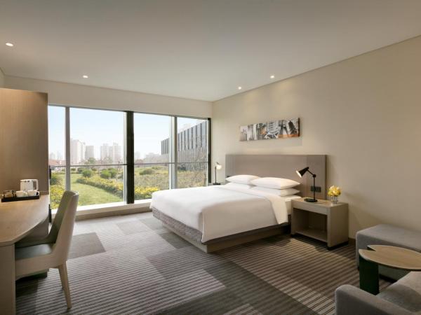 Hyatt Place Shanghai Tianshan Plaza : photo 1 de la chambre chambre lit king-size avec canapé-lit - vue sur ville