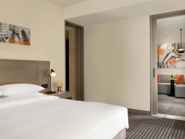 Hyatt Place Shanghai Tianshan Plaza : photo 4 de la chambre suite lit king-size avec canapé-lit