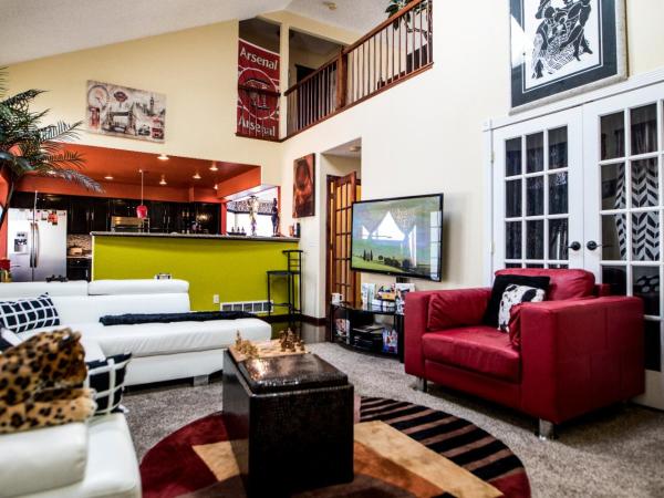 Airport Lay Over : photo 2 de la chambre chambre lit king-size avec douche accessible en fauteuil roulant - adaptée aux personnes à mobilité réduite