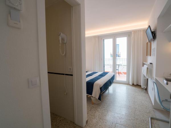 Hostal Marina Cadaqués : photo 4 de la chambre chambre double avec terrasse