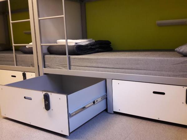 Alberg Pere Tarrés : photo 2 de la chambre lit simple dans dortoir pour hommes de 8 lits