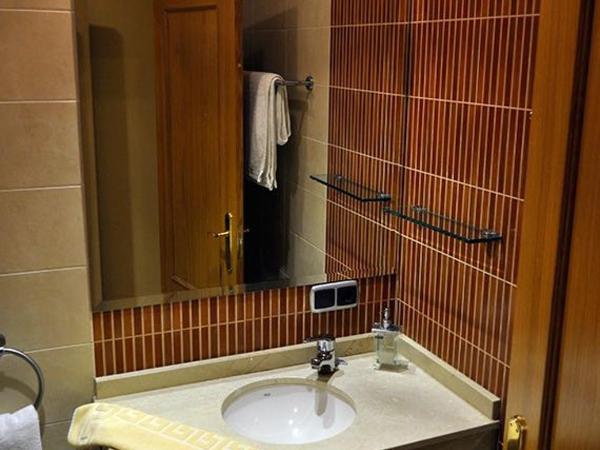 Hostal Puerta del Valle : photo 5 de la chambre chambre deluxe (2 adultes + 1 enfant)