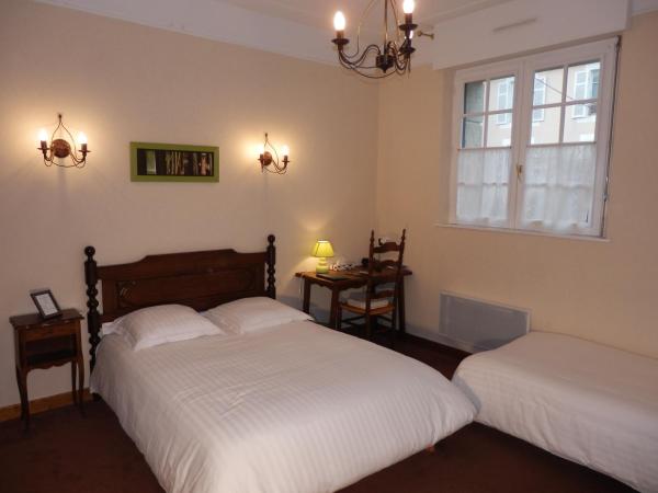Logis Hotel De La Corniche : photo 1 de la chambre chambre triple