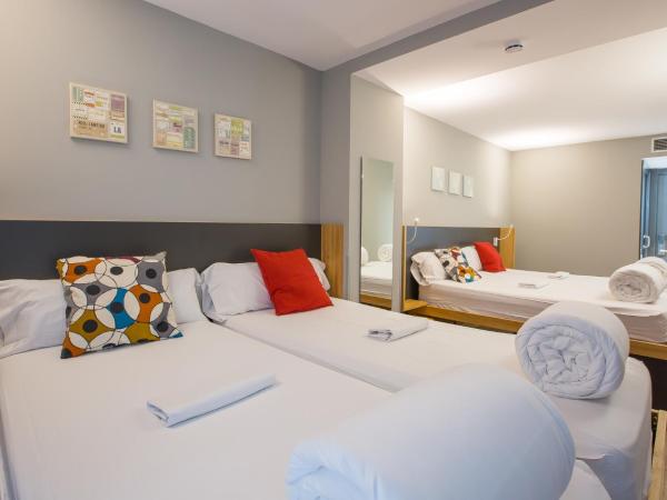 Yeah Barcelona Hostel : photo 1 de la chambre chambre quadruple avec salle de bains
