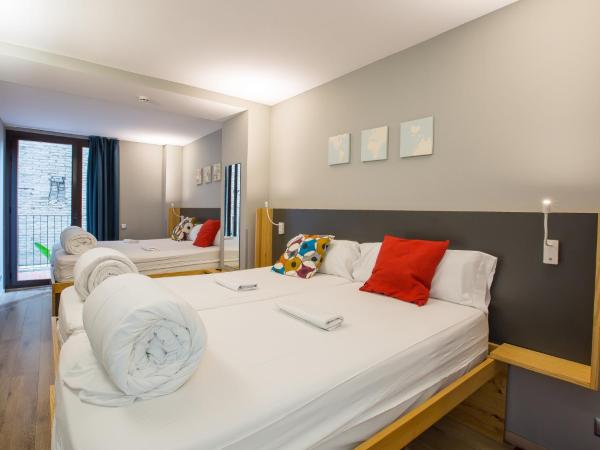Yeah Barcelona Hostel : photo 9 de la chambre chambre quadruple avec salle de bains