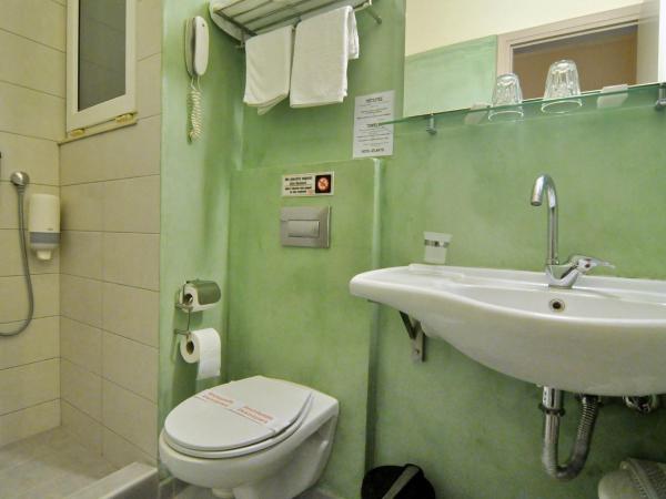 Hotel Atlantis : photo 3 de la chambre chambre triple - vue sur mer