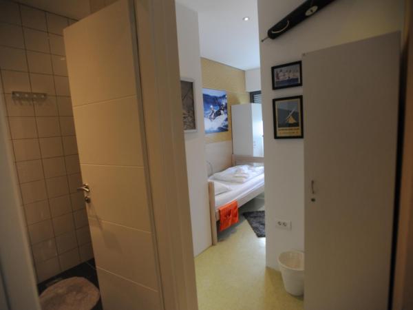 Windward Hostel Zadar : photo 1 de la chambre chambre double avec salle de bains privative