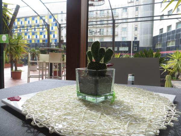 B&B Mini Hotel Incity-close train station and port- : photo 8 de la chambre chambre triple avec terrasse