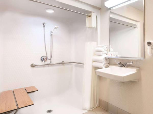 Baymont by Wyndham Columbus/Rickenbacker : photo 1 de la chambre double room - mobility accessible room/non-smoking