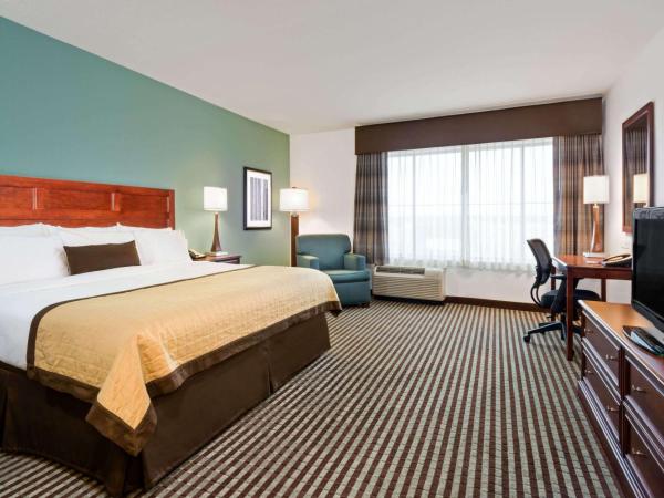 Baymont by Wyndham Denver International Airport : photo 4 de la chambre hébergement 1 chambre lit king-size deluxe - accessible aux personnes à mobilité réduite - non-fumeurs