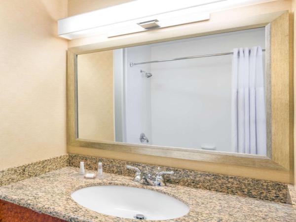 Baymont by Wyndham Denver International Airport : photo 2 de la chambre suite 1 chambre lit king-size - non-fumeurs