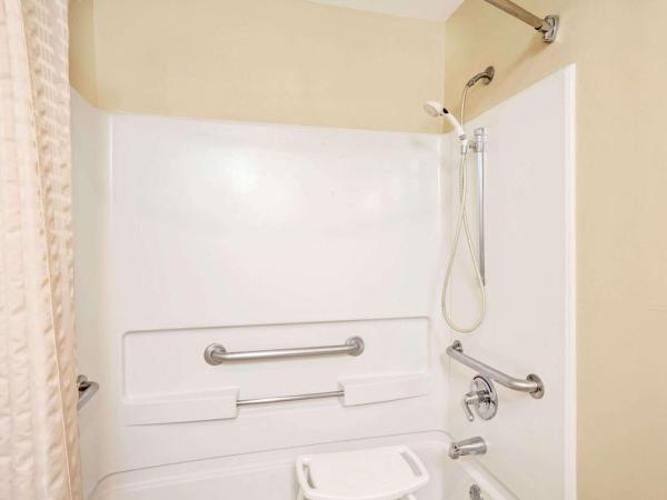 Baymont by Wyndham Louisville Airport South : photo 2 de la chambre chambre lit king-size - accessible aux personnes à mobilité réduite - non-fumeurs