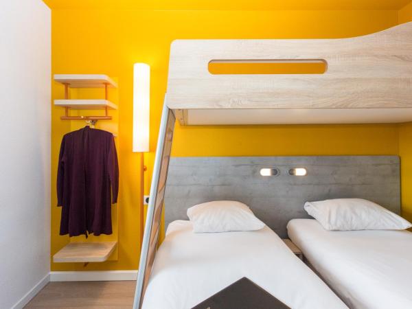 Ibis Budget Marmande : photo 2 de la chambre chambre triple avec lits jumeaux