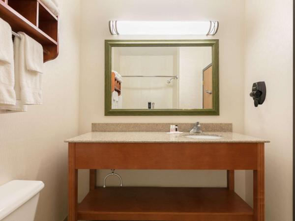 Baymont by Wyndham Oklahoma City/Quail Springs : photo 5 de la chambre chambre lit king-size - non-fumeurs