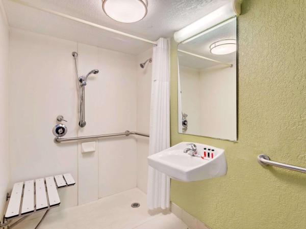 Baymont by Wyndham Jacksonville Orange Park : photo 4 de la chambre chambre lit king-size avec douche accessible en fauteuil roulant - adaptée aux personnes malentendantes/à mobilité réduite - non-fumeurs