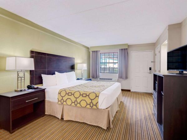 Baymont by Wyndham Jacksonville Orange Park : photo 6 de la chambre chambre lit king-size avec douche accessible en fauteuil roulant - adaptée aux personnes malentendantes/à mobilité réduite - non-fumeurs