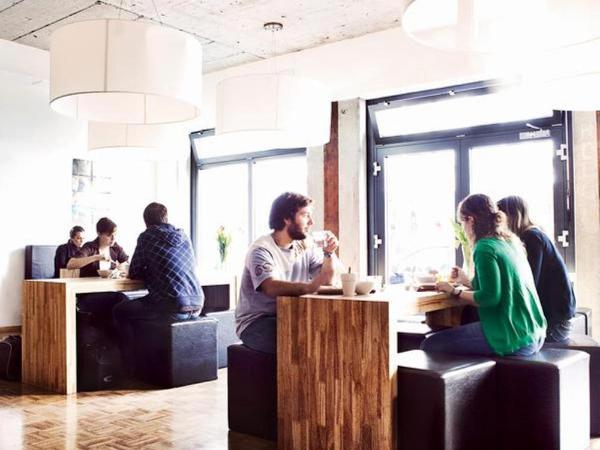 Five Elements Hostel Frankfurt : photo 2 de la chambre chambre double basique - douche et toilettes dans le couloir