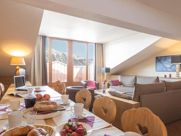 Résidence Pierre & Vacances Premium Les Chalets du Forum : photo 4 de la chambre appartement 3 chambres avec balcon - vue sur montagne (10 personnes)