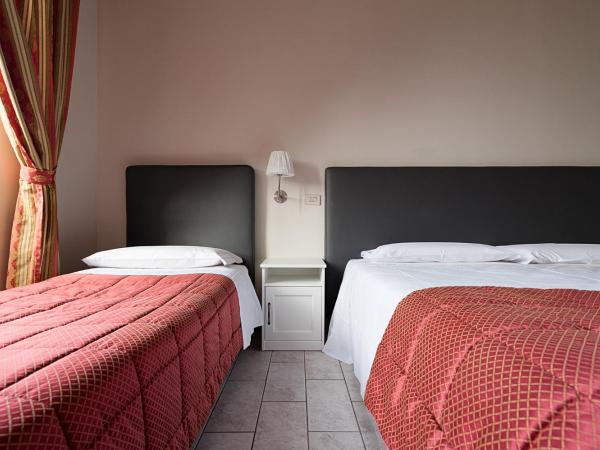 Hotel St. James : photo 6 de la chambre chambre triple supérieure