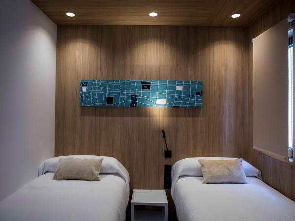 Hostal Sevilla Santa Justa - Adults only : photo 1 de la chambre chambre lits jumeaux avec salle de bains privative