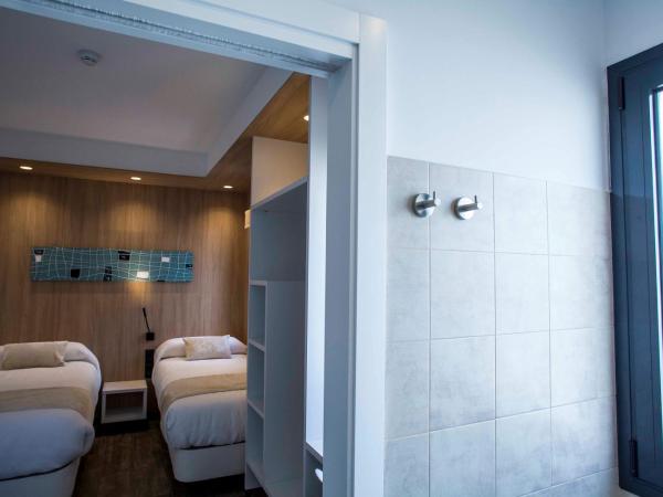 Hostal Sevilla Santa Justa - Adults only : photo 2 de la chambre chambre lits jumeaux avec salle de bains privative