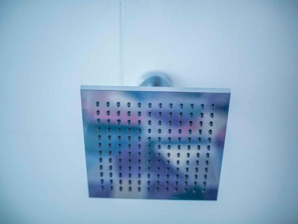 Hostal Sevilla Santa Justa - Adults only : photo 6 de la chambre chambre lits jumeaux avec salle de bains privative