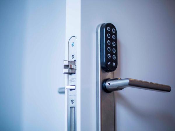 Hostal Sevilla Santa Justa - Adults only : photo 9 de la chambre chambre lits jumeaux avec salle de bains privative