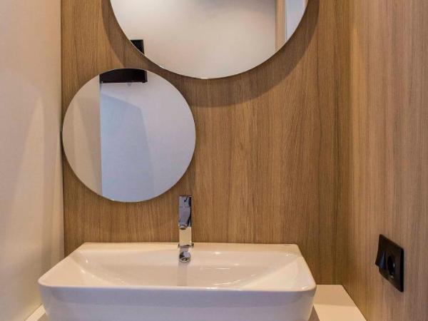 Hostal Sevilla Santa Justa - Adults only : photo 9 de la chambre chambre lit queen-size avec salle de bains privative 