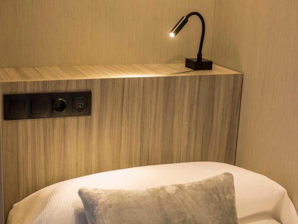 Hostal Sevilla Santa Justa - Adults only : photo 9 de la chambre chambre simple avec salle de bains privative