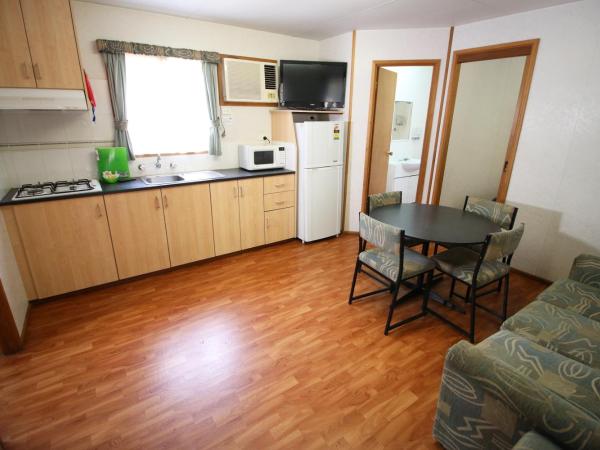 Adelaide Brownhill Creek Tourist Park : photo 5 de la chambre chalet 3 chambres