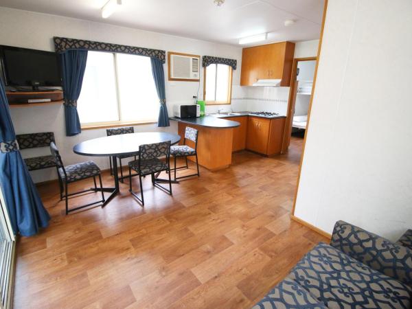 Adelaide Brownhill Creek Tourist Park : photo 6 de la chambre chalet 2 chambres