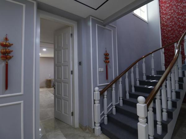 RedDoorz Premium near RS Pondok Indah La Maison : photo 10 de la chambre suite junior