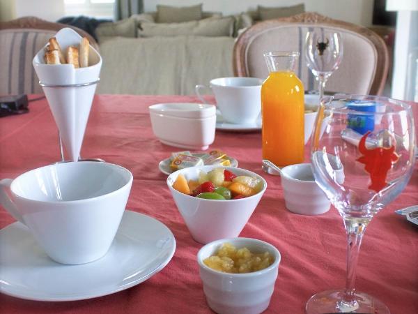 Mas Lou Caloun - Chambre d'Hôte face à la piscine en Camargue - Les Saintes Maries de la Mer : photo 4 de la chambre chambre double - vue sur piscine