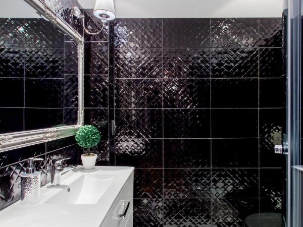 ClickTheFlat Żurawia Street Apart Rooms : photo 5 de la chambre chambre double avec salle de bains commune